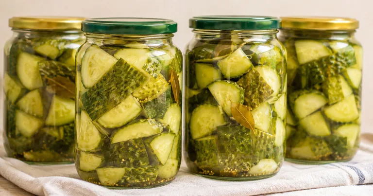 Мариновані огірки великими шматочками в банках