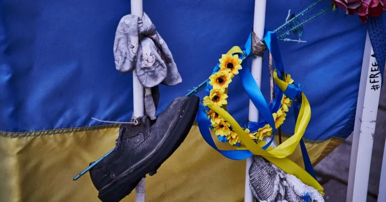 Меморіал з українським прапором