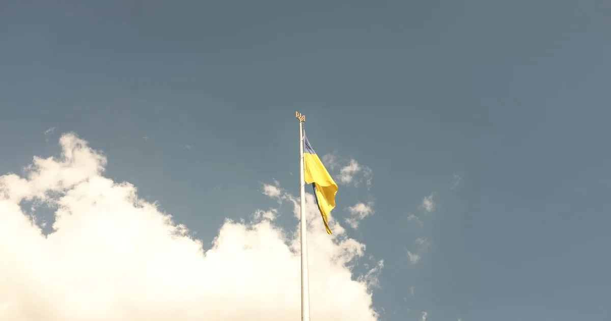 Український прапор на тлі неба